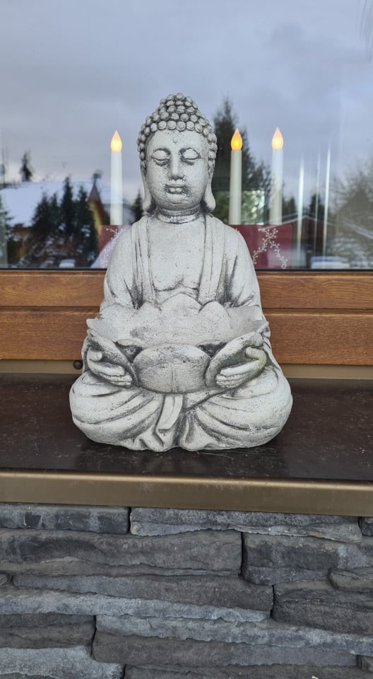 Budha s mísou